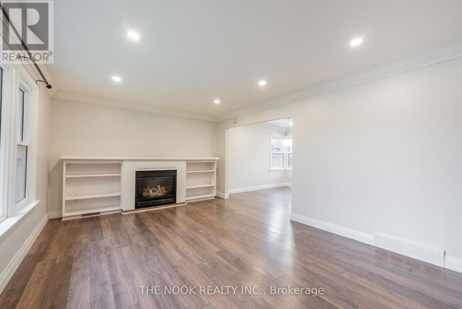 Building Photo - 866 Regent Dr