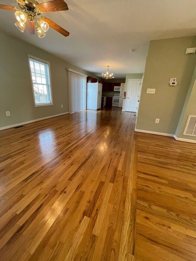Building Photo - Colonial Home in Inwood