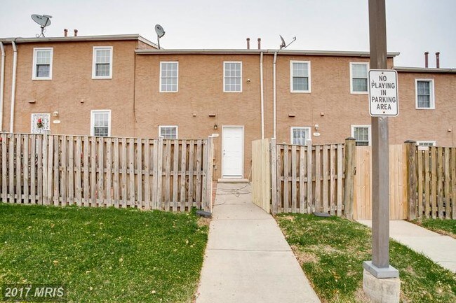 Building Photo - 936 N Eden St