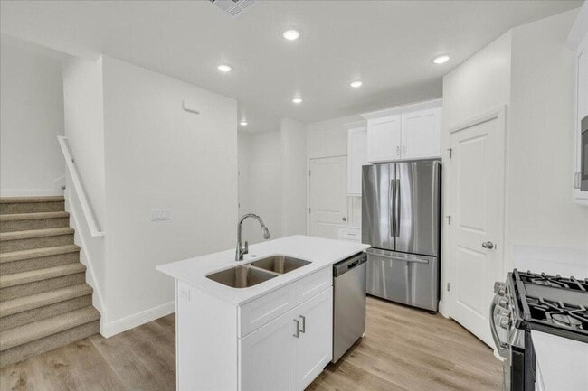 Building Photo - Modern 3 Bedroom Townhome in Desert Color!