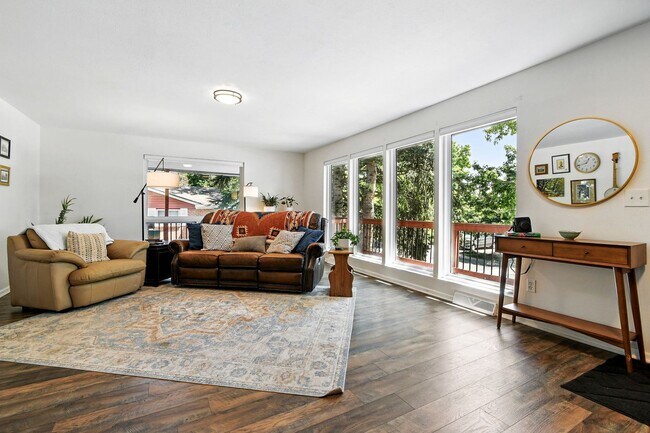 Foto del edificio - Fabulous 4 BR 3 bath home with fenced back...