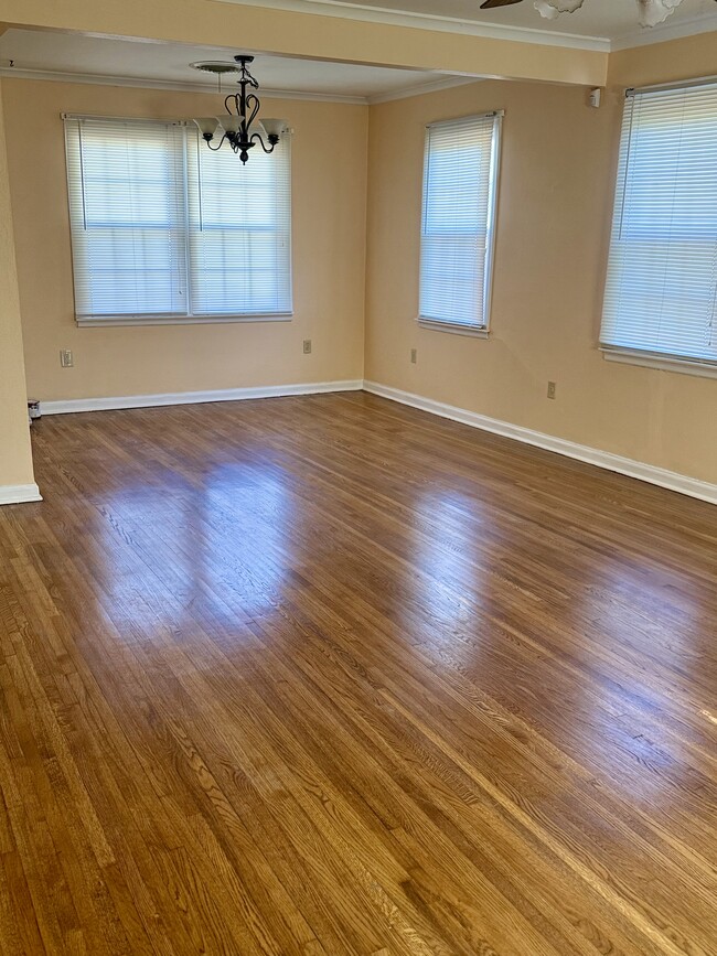 Building Photo - 4634 Amboy Rd