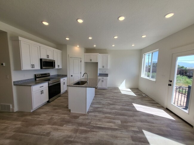 Foto del edificio - 4 bedroom Town home