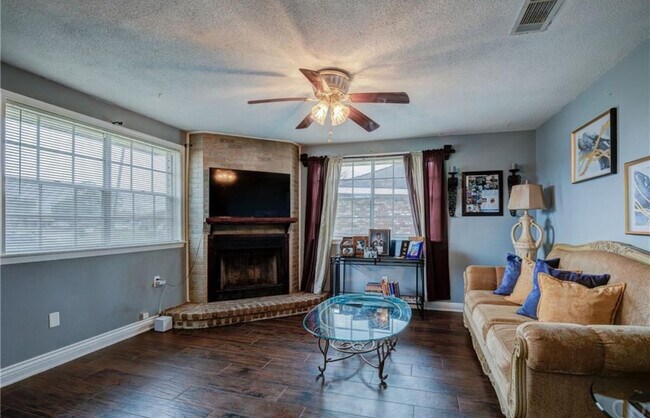 Foto del edificio - 132 Evergold Ln