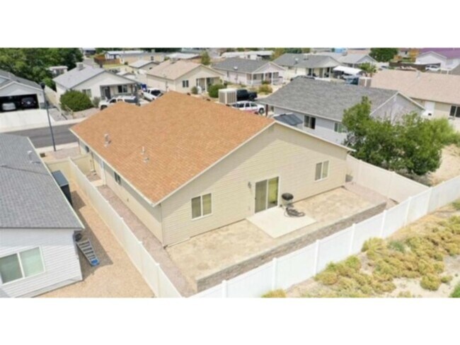 Foto del edificio - CUTE 3 BED, 2 BATH HOUSE WITH GREAT SPACE,...