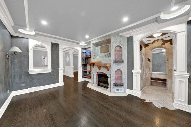 Building Photo - 5446 S Oak Park Ave