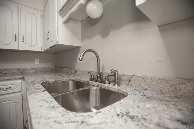 Building Photo - 302 Bellevue Cir