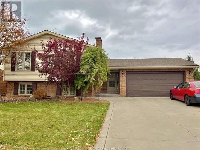 Building Photo - 456 Amberly Crescent