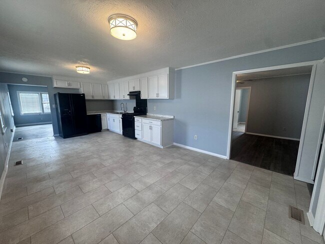 Building Photo - 908 Rochester Dr