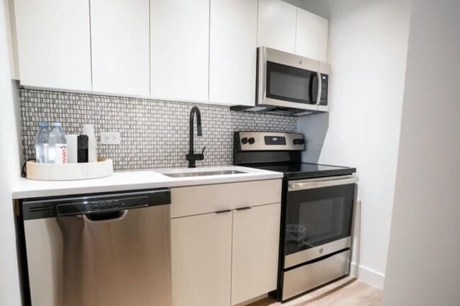 Building Photo - 33 E Chestnut St
