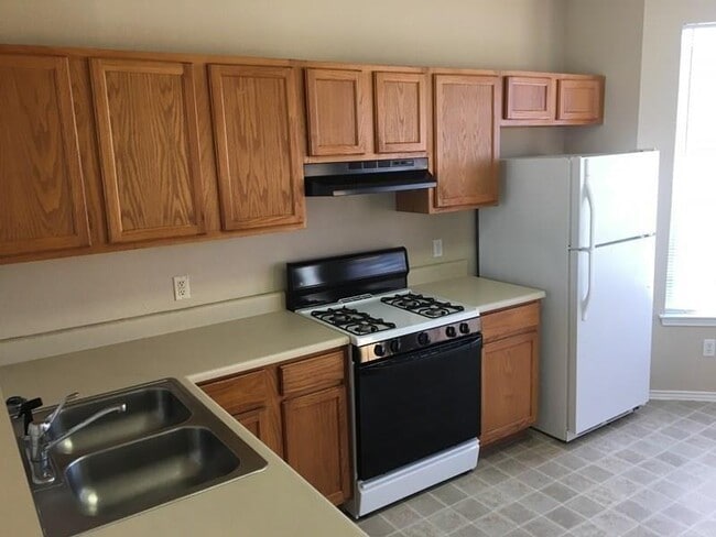 Building Photo - 2828 Southampton Way