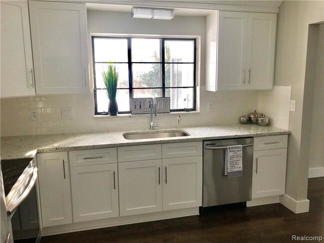 Foto del edificio - 17241 Locherbie Ave