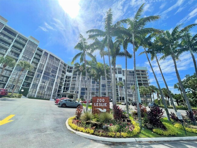 Foto del edificio - 200 Leslie Dr
