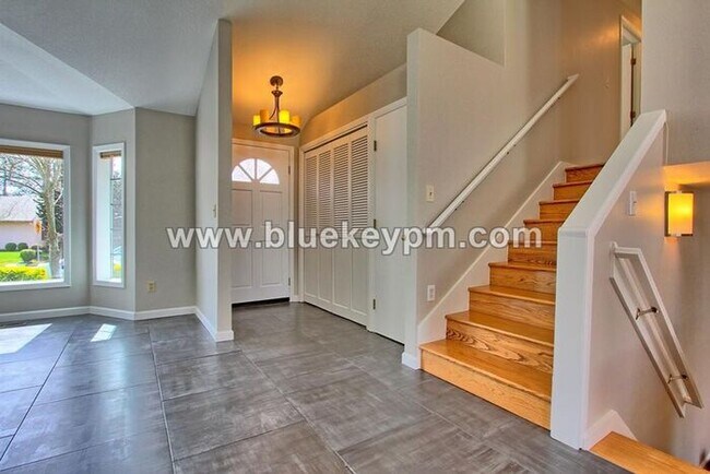 Foto del edificio - Luxury 3 Bed, 2.5 Bath Home in Beaverton with Large Yard and Bonus Room
