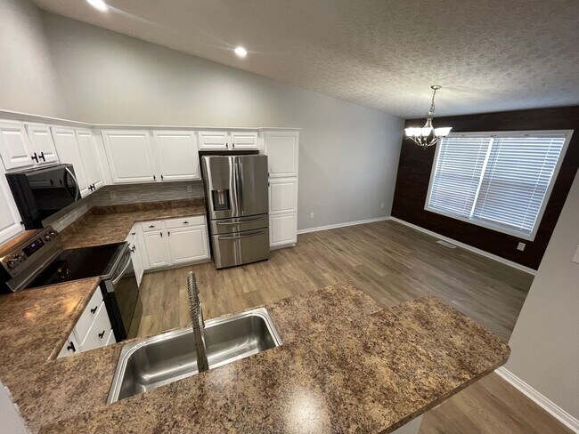 Foto del edificio - 3 Bedroom Home With Full Basement For Rent