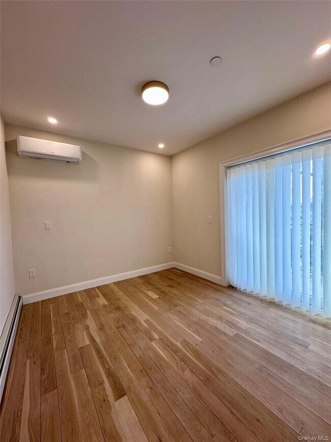 Foto del edificio - 64-67 185th St