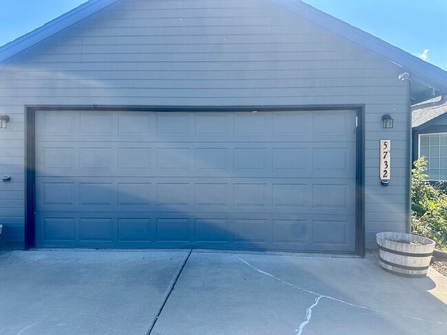 Building Photo - Pet friendly, 3 bdrm, 2 bath house with at...
