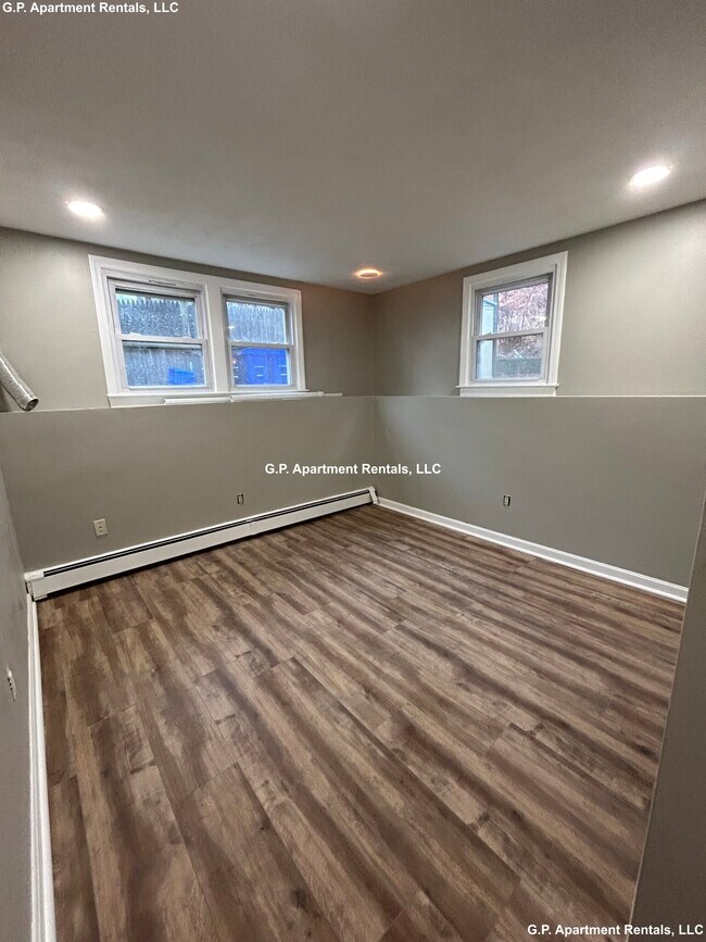 Building Photo - 37 Forest St