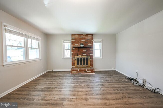 Building Photo - 33 Evelyn Ln