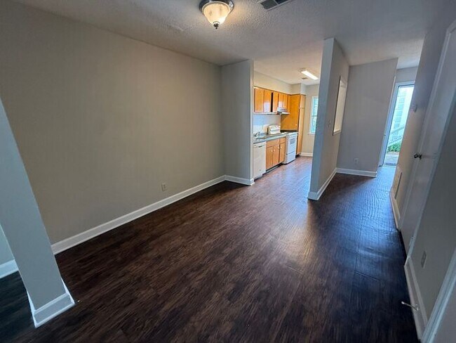 Foto del edificio - Spacious 2 Bed 2 Bath Town Home near NCSU Available NOW! LEASE NOW AND GET ONE MONTH FREE!