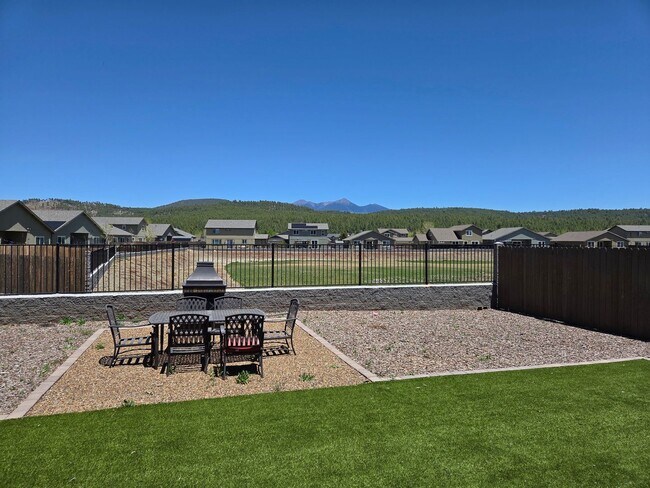 Foto del edificio - Coming in June!       Spacious 4 Bedroom Home in Bellemont | Fenced Backyard + 2 Car Garage