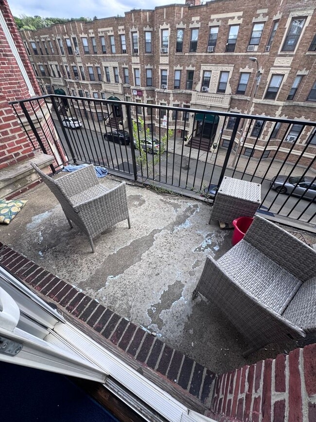 Building Photo - NO BROKER FEE!  Recently updated 5 bed/2 bath with central air