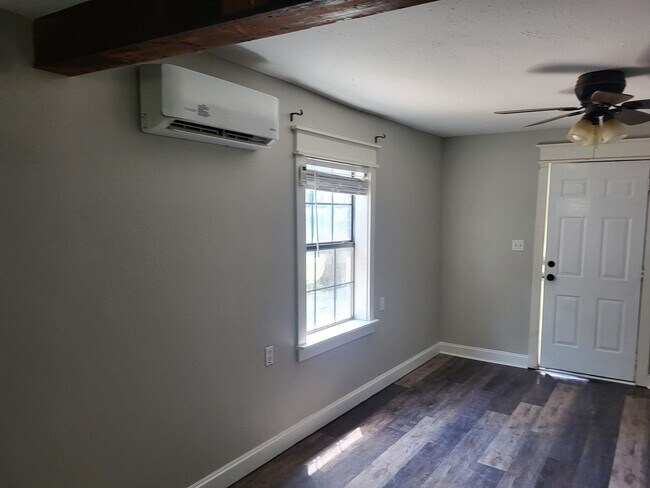 Building Photo - 2 Bdrm 1 Bath Utilities Included
