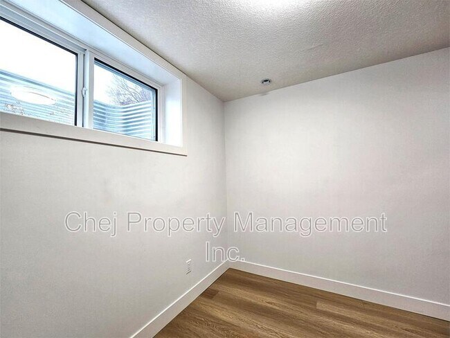 Photo du bâtiment - 10698-10661 61 St NW