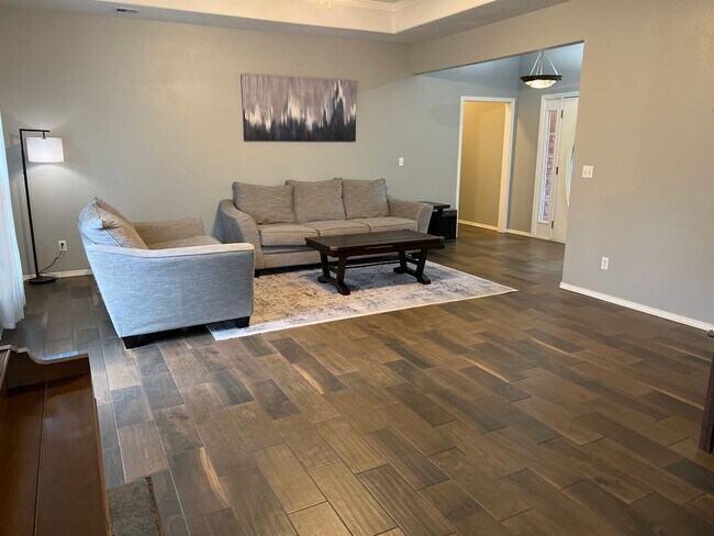 Foto del edificio - 4 Bedroom 2 bath