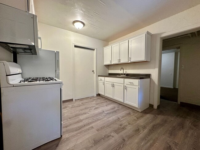 Super Spacious Three Bedroom on Bates Street! Deck & Patio! Washer & Dryer Included! Call Today! - Super Spacious Three Bedroom on Bates Street! Deck & Patio! Washer & Dryer Included! Call Today! Apartment