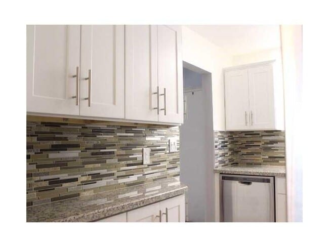 Building Photo - 1161 Hillsboro Mile