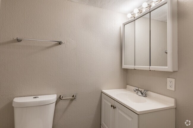 2 habitaciones, 2 baños - 1050 pies cuadrados - Segundo baño - Westgate Village Apartments