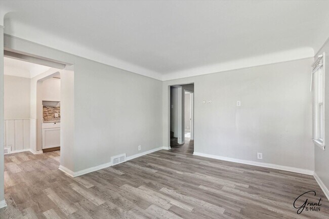Foto del edificio - $1300 3 bedroom bungalow
