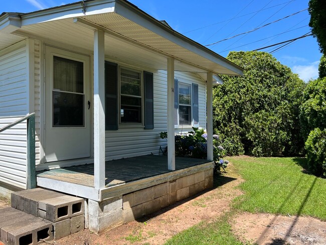 Building Photo - 3BR/2BA Available NOW- Napier Field