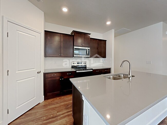 Building Photo - 5055 W Bellevue Street