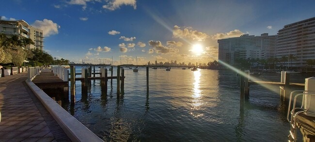 Foto del edificio - 1658 Bay Rd