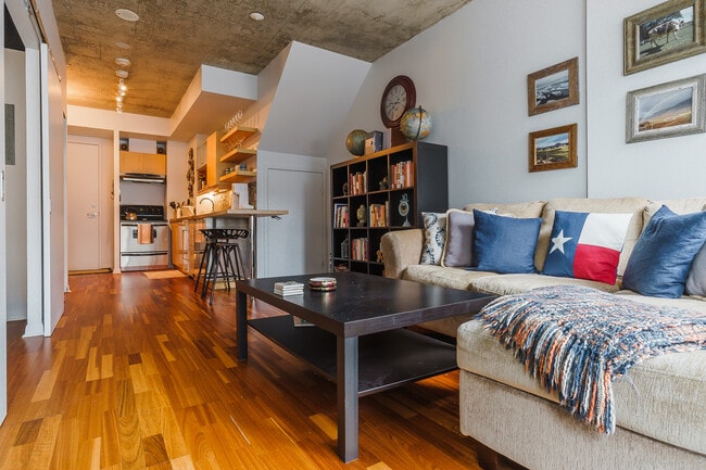 Building Photo - 333 Adelaide St E