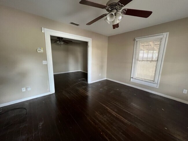 Building Photo - 709 Garza Ave