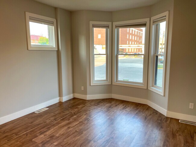 Foto del edificio - 301 E 3rd St