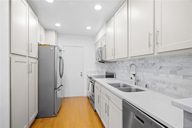 Building Photo - 2345 Roscomare Rd
