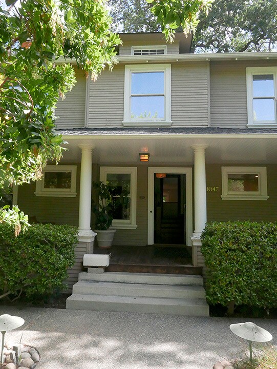 Front door and porch - 1047 Ramona St
