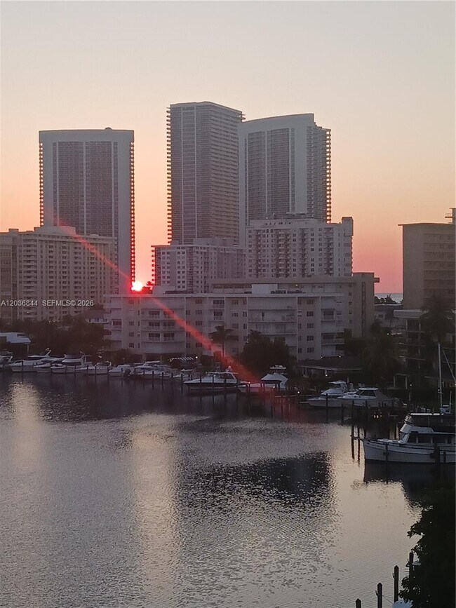 Foto del edificio - 400 Golden Isles Dr