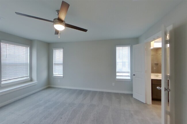 Foto del edificio - 9835 Willow Creek Commerce Dr
