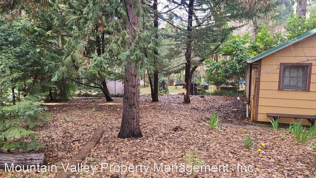 Building Photo - Studio, 1 bath House - 10984 1/2 Ridge Road