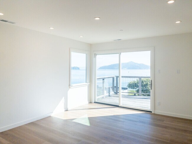 Foto del edificio - Stunning, Newly Remodeled, Top Floor Flat, Huge Private Deck,  Bay Views, Laundry! Parking! PROGR...