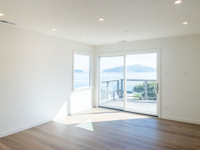 Building Photo - Stunning, Newly Remodeled, Top Floor Flat, Huge Private Deck,  Bay Views, Laundry! Parking! PROGR...