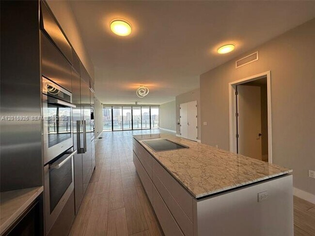 Building Photo - 5000 Island Estates Dr