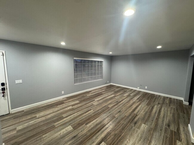 Building Photo - Spacious 3 Bedroom Home