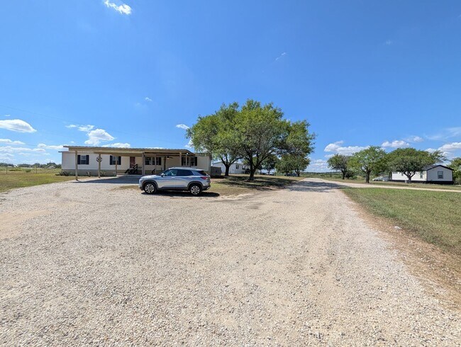 Building Photo - 135 Water Hole Ln