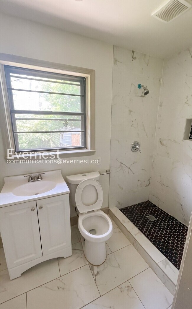 Building Photo - 4 Bed/2 Bath Home with Carport / Pet-Friendly / Vouchers Accepted / Available Now!
